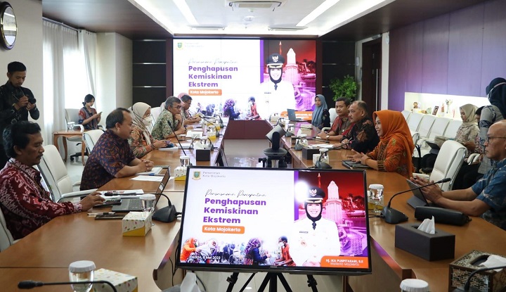 Wali Kota Mojokerto Ika Puspitasari menyerahkan cenderamata kepada Sesmenko PMK Andie Megantara