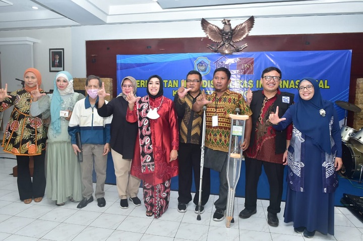 Anis Kartika Yes berpose dengan anak-anak disabilitas Lamongan. SP/MUHAJIRIN KASRUN