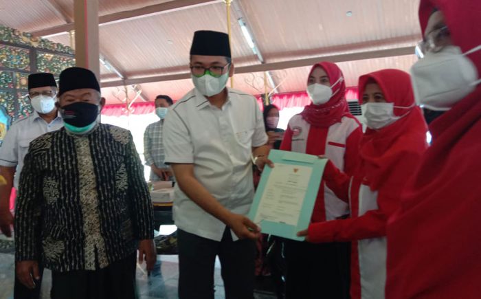 Bupati Bangkalan R. Abdul Latif Amin Imron memberikan sertifikat halal kepada pelaku usaha mikro di Pendopo Agung Bangkalan, Rabu (1/9/2021).