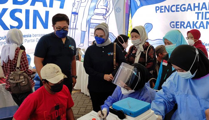  Anggota Komisi IX DPR RI dari Fraksi Demokrat, Lucy Kurniasari bersama Wakil Ketua Komisi D, DPR Kabupaten Sidoarjo, Zahlul Yussar saat meninjau vaksinasi.