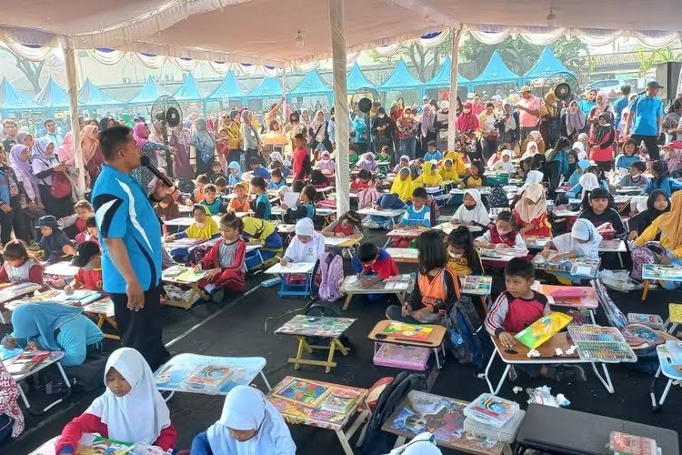 Siswa SD Negeri dan Swasta se Kota Mojokerto saat mengikuti lomba mewarnai dalam rangka HUT Kota Mojokerto ke-105. SP/Dwy AS