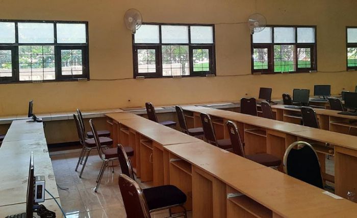 Ruang laboratorium komputer SMP Negeri 1 Semanding.