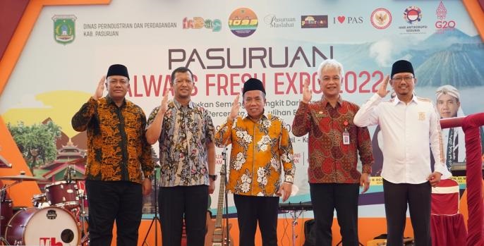 Bupati Gus Irsyad, Wabup Gus Mujib dan Kadisperindag Diano Vela Feri