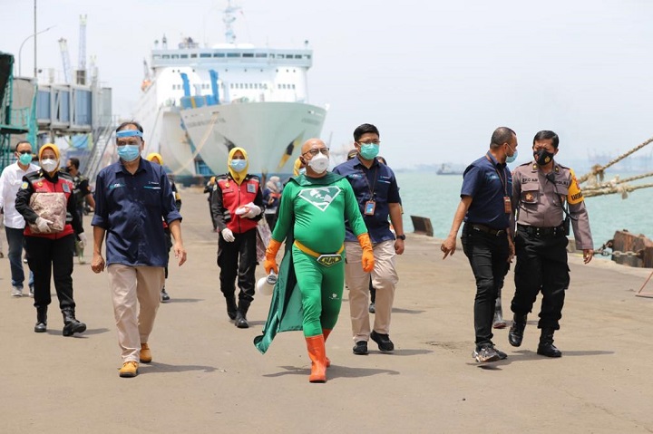 Camat Sawahan M Yunus saat menjadi new man di tanjung perak. SP/Anggadia