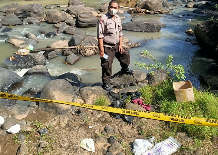 Petugas saat melakukan olah TKP di lokasi kejadian. SP/Hadi Lestariono