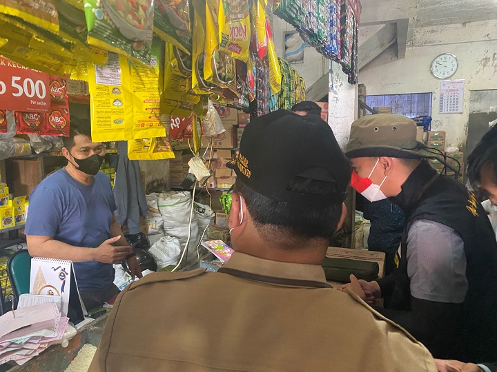 Sidak di hari terakhir penyetaraan harga minyak goreng di pasar tradisional Tanjung Anyar, Selasa (25/1/2022) pagi. SP/Dwy AS