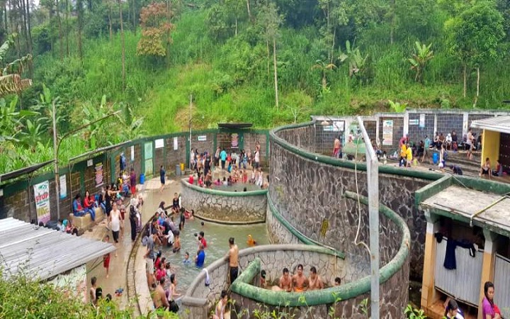 Suasana kolam pemandian air panas Padusan - Pacet, Mojokerto pada libur Nataru
