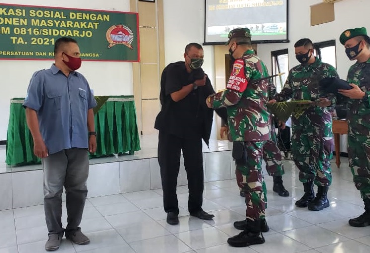 Komandan Kodim menyematkan jaket secara simbolis kepada kedua awak media  perwakilan. SP/Hikmah