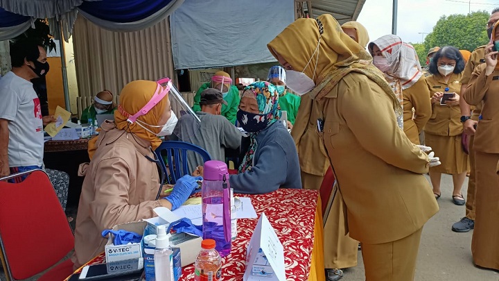 Wali Kota Mojokerto, Ika Puspitasari melakukan inspeksi mendadak (sidak) vaksinasi ribuan pedagang di Pasar Tanjung Anyar, Senin (8/3/2021) pagi. SP/Dwy AS