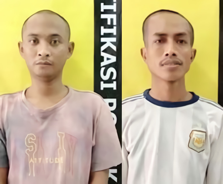 Kedua pelaku saat diamankan polisi.
