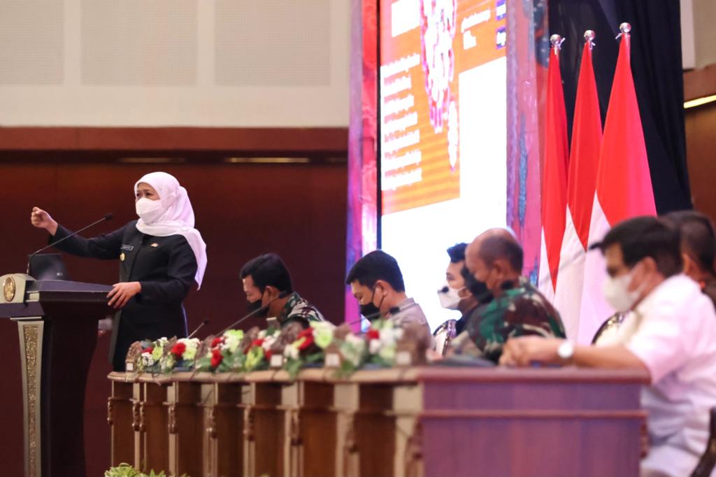 Gubernur Jatim Khofifah Indar Parawansa saat Rapat Koordinasi (Rakor) Penanganan Covid 19 dan Kedatangan PMI di Grand City Surabaya, Senin (24/1/2022)