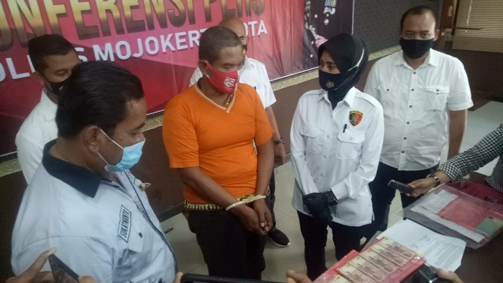 Musrilan, dukun uang palsu saat di interogasi Kasat Reskrim Polresta Mojokerto, Rahmawati Lailah. SP/Dwy