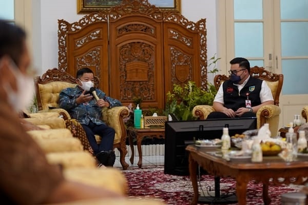 Bupati Kediri Haninditho Himawan Pramana memberikan cinderamata kepada Menteri Perencanaan Pembangunan Nasional Republik Indonesia (PPN RI) sekaligus Kepala Bappenas, Suharso Monoarfa.