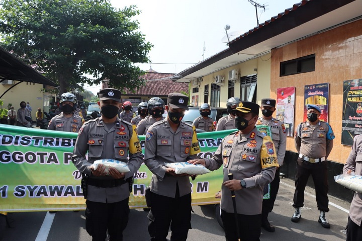 Secara simbolis Kapolres Blitar Kota AKBP Argowiyono serahkan Zakat ke Team Basudewa. SP/Hadi Lestariono