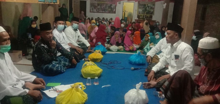 Warga RW 02 Desa Dukuhsari menghadiri acara Tegal Desa balai RW 02