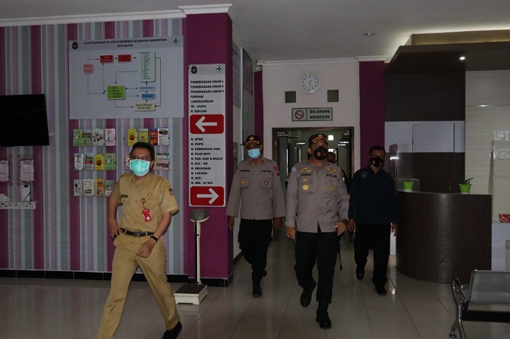 Kapolres Blitar Kota melakukan sidak di beberapa puskesmas. SP/Hadi Lestariono
