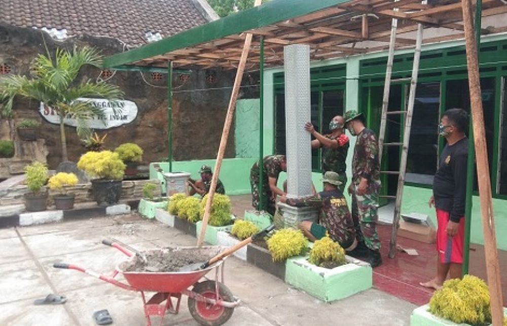 TNI saat mengerjakan renovasi. SP/Lim