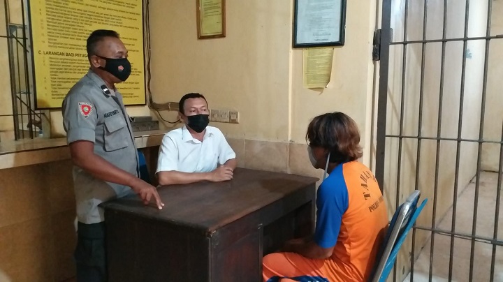 TN, pelaku saat diperiksa petugas. SP/Dok Polres Jombang