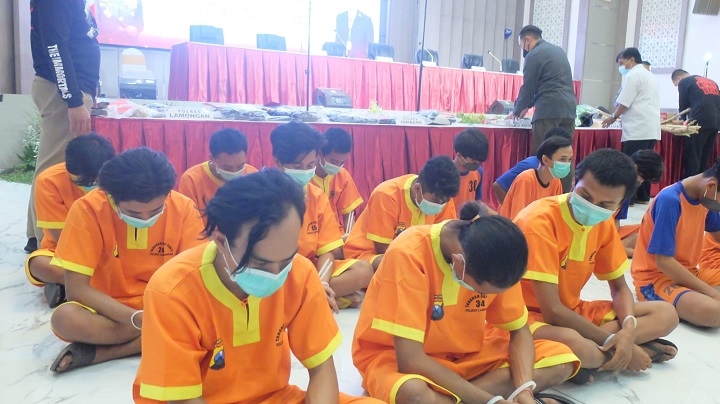 Para pendekar silat yang diamankan karena terlibat kekerasan. SP/Humas