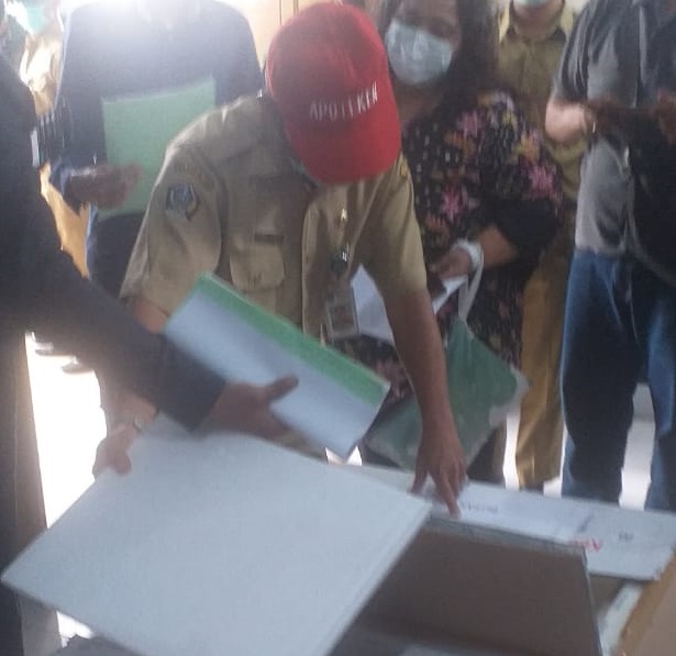 Kepala UPTD Dinkes Sugiyono dan beberapa tenaga Instalasi Farmasi memeriksa dan meneliti Faksin Sinovac setelah turun dari Mobil Box. SP/Les