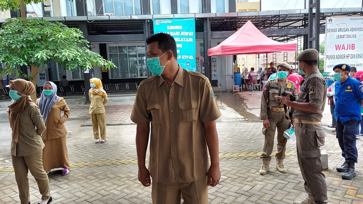 Di sisi lain luar kantor Pemkab Blitar di lakukan pemeriksaan. SP/Les