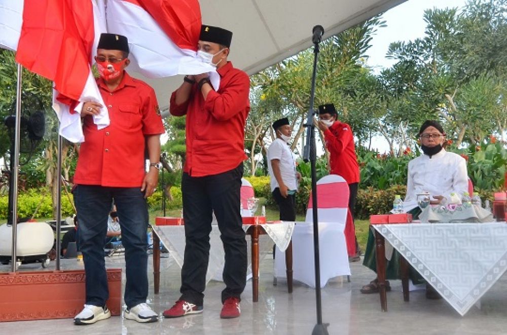 Eri Cahyadi dan Cak Ji usai deklarasi menjadi Cawali dan Cawawali Kota Surabaya di Taman Harmoni, Keputih Surabaya, Rabu (2/9/2020). SP/arlana byob
