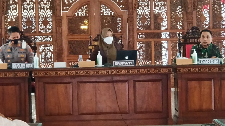 Ketua Satgas Covid-19 Kabupaten Mojokerto Ikfina Fahmawati saat rapat evaluasi terpadu dalam rangka pemindahan isoman ke isoter di wilayah Kab/Kota Mojokerto di pendopo Pemkab Mojokerto, Rabu (18/8/2021) sore. SP/Dwy AS