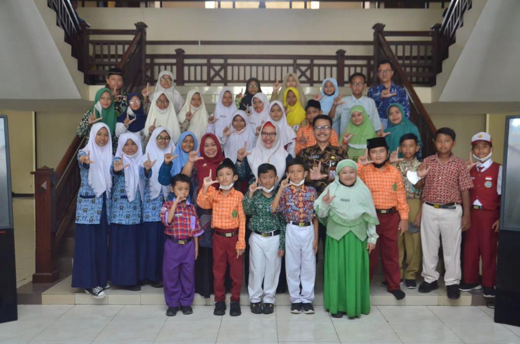 Siswa peserta lomba berkesempatan berfoto bersama Wabup Gresik Aminatun Habibah dan Kadispendik S Hariyanto di Kantor Bupati Gresik. SP/Grs