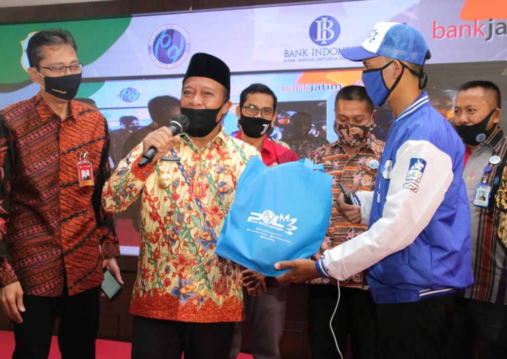 Bupati Fadeli saat menunjukkan barang yang dipesan melalui aplikasi POL.

FOTO:SP/MUHAJIRIN KASRUN