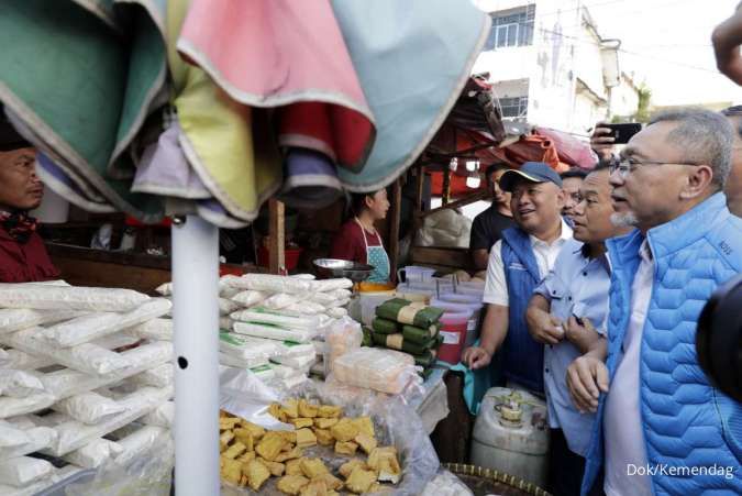 Menteri Perdagangan Zulkifli Hasan saat meninjau Pasar Pasir Gintung. Bandarlampung, Sabtu (7/1/2023). Foto: Kemendag.