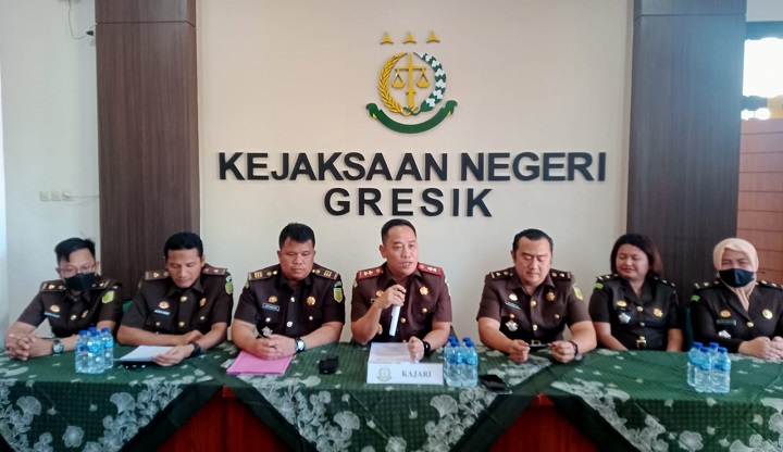 Kajari Gresik M Hamdan Saragih didampingi para kepala bagian dan seksi saat menggelar jumpa pers penyampaian hasil kinerja dalam setahun, Kamis (21/7). SP/Grs