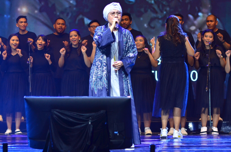 Anggota Komisi XI DPR RI Indah Kurnia saat menyanyikan sebuah lagu pada konser di Area Tugu Pahlawan Surabaya, Kamis (11/8/2022) malam. 