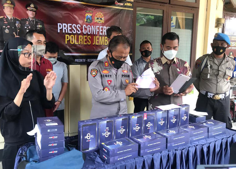 Polisi menunjukkan pelaku berikut barang bukti puluhan tablet curian.