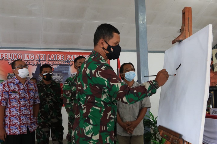 Komandan Kodim 0808 Blitar Letkol Didin Nasrudin Darsono M.Han torehkan kuas awali lomba lukis. SP/Hadi Lestariono