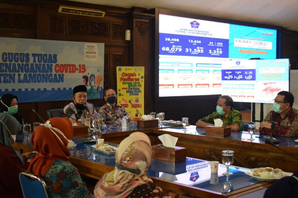 Dr Purwati saat menjelaskan maksud rencana uji klinis obat covid-19, dihadapan tim gugus tugas Lamongan.

FOTO:SP/MUHAJIRIN KASRUN
