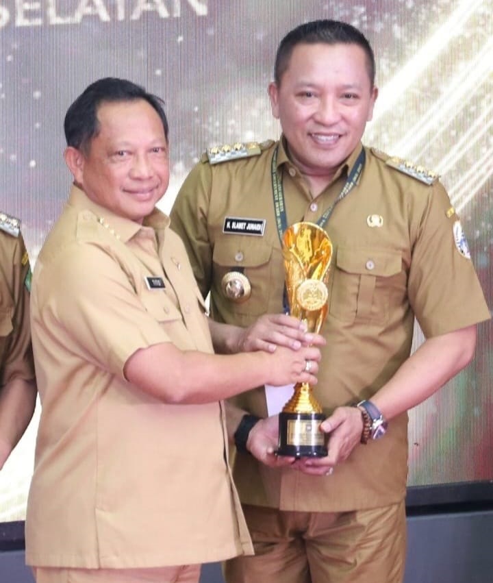 Bupati Sampang penghargaan IGA dari Menteri Dalam Negeri