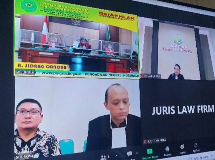 Terdakwa Achmad Ubaidi saat mengikuti persidangan didampingi penasehat hukumnya. SP/GRS