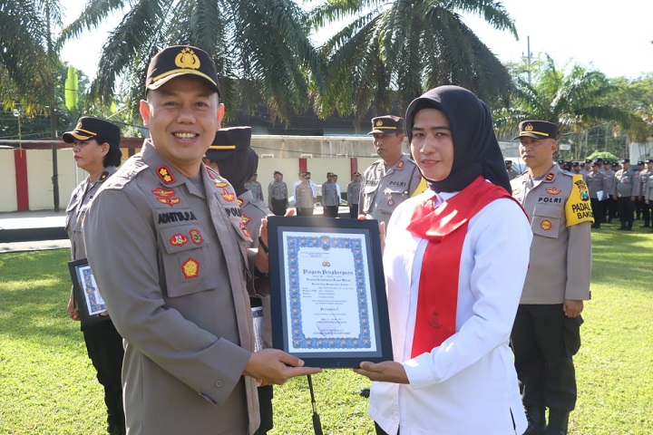 Kapolres Blitar serahkan piagam penghargaan pada angotanya. SP/Hadi Lestariono