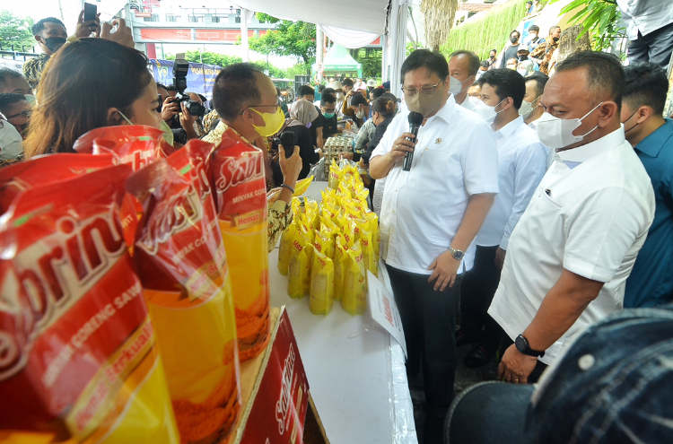 Menteri Koordinator Bidang Perekonomian Indonesia Airlangga Hartarto meninjau pedagang kelontong di Pasar Wonokromo Surabaya, Kamis (13/1/2022). Sp/Arlana