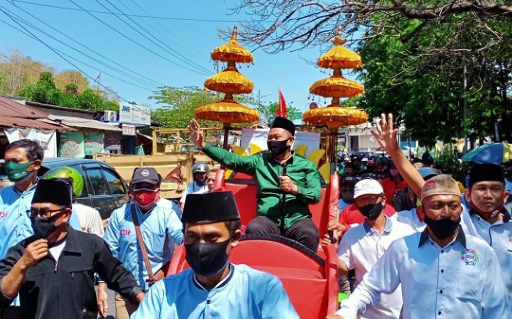 Bacabup Gresik Fandi Ahmad Yani atau Gus Yani mendatangi kantor KPU Gresik untuk mendaftarkan diri dengan menaiki kereta kencana. SP/M Aidid