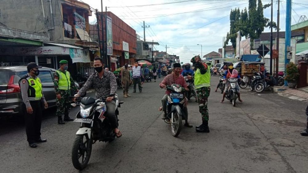 Aparat gabungan memberikan himbauan kepada warga untuk mentaati protokol Kesehatan. SP/lim