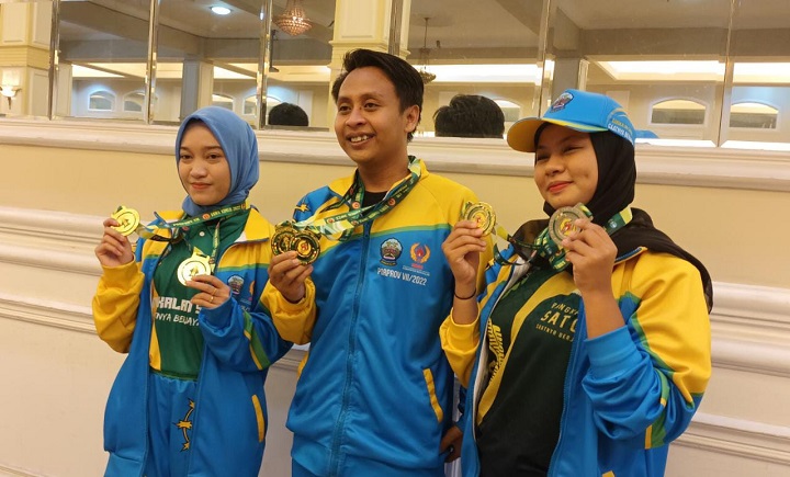 Para atlet Catur Bangkalan, Dari kanan, Dhea Safitri, Khoirul Umam dan Ameliasih.