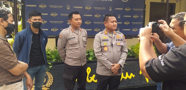 Kapolres Blitar Kota AKBP Argowiyono saat memberikan keterangan kepada awak media. SP/Lestariono