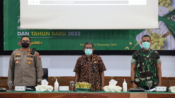 Kapolres Pasuruan AKBP Erick Frendriz, S.I.K., M.Si. bersama Bupati Pasuruan (Diwakilkan Sekda), Kajari, dan Komandan Kodim 0819 Pasuruan memimpin rapat kesiapan Nataru. SP/Her