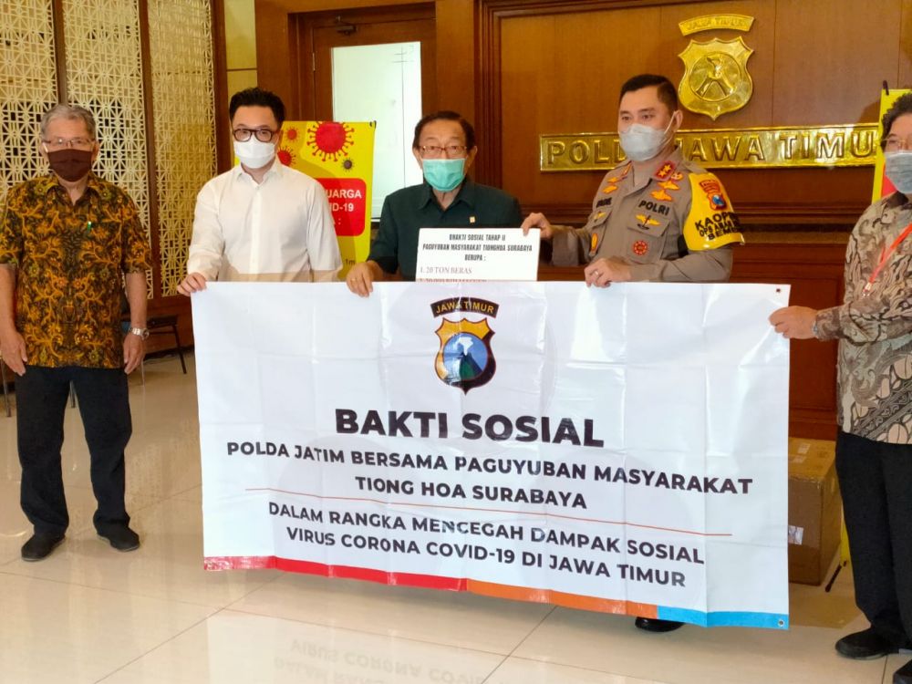 Bantuan 20 ribu ton beras, 20 ribu masker dan 5 ribu sabun cuci tangan dr paguyuban masyarakat Tionghoa di Surabaya alim Markus kepada Kapolda Jatim Irjen Pol Muhammad Fadil Imran. Sp/Arlana