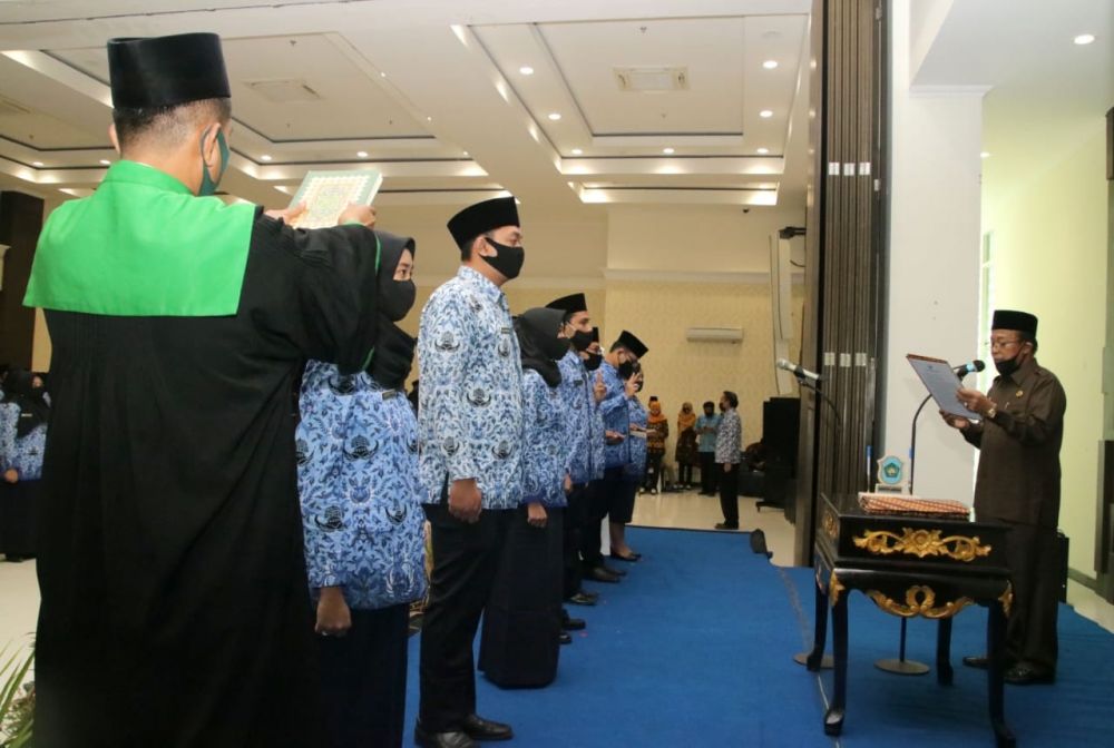 Bupati H Fadeli saat melantik ASN pada Selasa (11/8/2020).

FOTO:SP/MUHAJIRIN