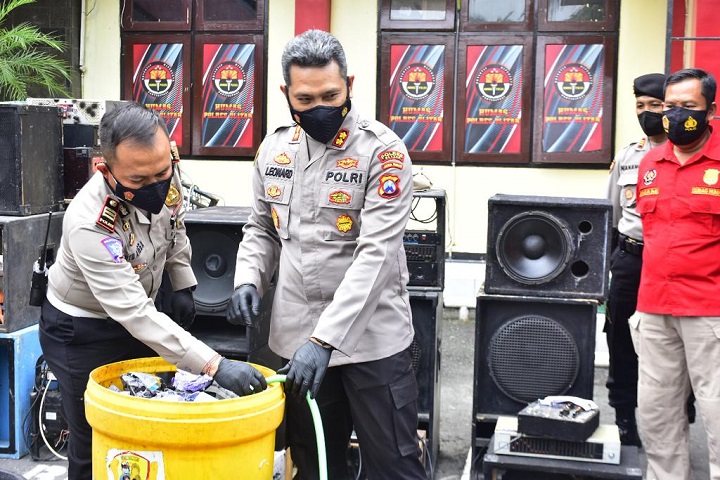 Kapolres Blitar AKBP Leonard M Sinambela SH.S.IK MH saat akan memusnahkan barang bukti petasan. SP/Hadi Lestariono