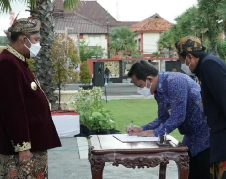Bupati Sumenep Achmad Fauzi SH, MH. Saat melakukan MoU dengan PLN tentang pengelolaan listrik di Pulau Gili Raja, Kecamatan Giligenting, Kab. Sumenep. SP/Istimewa