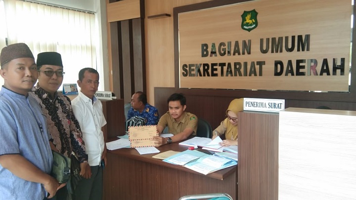 Tokoh pemuda, didampingi BPD Desa Bukabu, saat berkirim surat ke Bupati Kab. Sumenep, malalui Setda pemerintah Kab. Sumenep. SP/Ainur Rahman