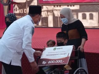 Gus Ipul secara Simbolis memberikan bantuan kepada difabel